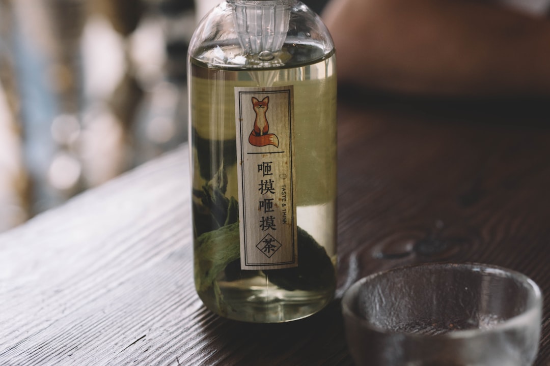 Akdeniz Diyetinde Zeytin ve Zeytinyağı - olive oil bottle