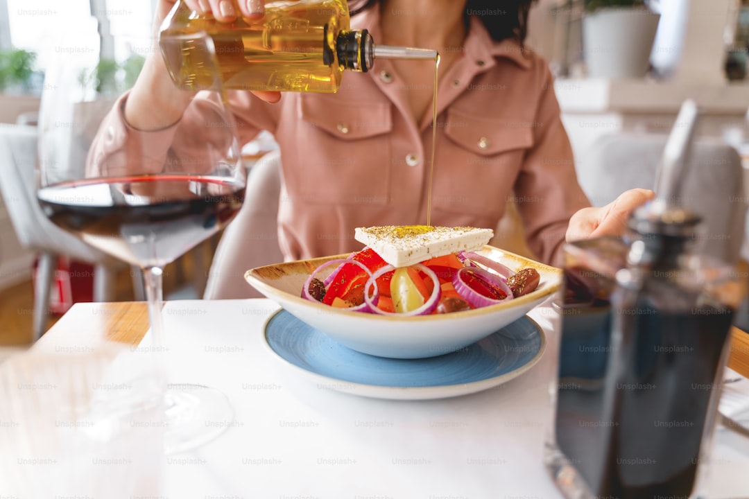 Sızma Zeytinyağı: Erken Hasat Versiyonlarının Tat Profili - olive oil pouring