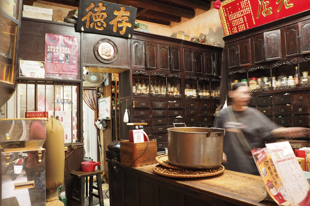 Zeytinyağı Depolama ve Kullanımında Endüstriyel İpuçları - industrial kitchen with olive oil tanks