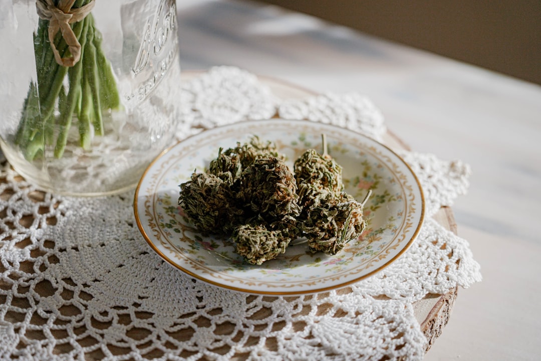 Zeytinyağlı Ürünlerin Yaratıcı Sunum Yöntemleri - olive and herbs on white plate